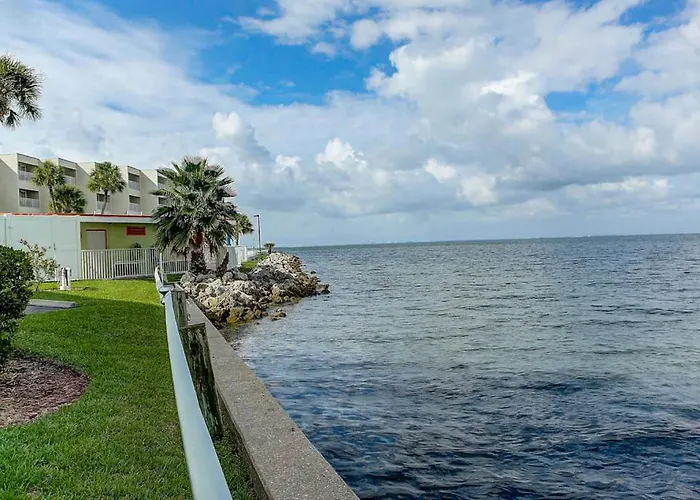 410-Gorgeous Views, Waterfront, Wifi, Pool And Close To Bucs Stadium